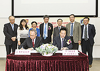 Prof. Fok Tai-fai (left, front row), Pro-Vice-Chancellor of CUHK and Prof. LI Qinglong (right, front row), Deputy Director of ACC sign the MOU on the establishing the Space Medicine Center on Health Maintenance of Musculoskeletal System between the two parties.